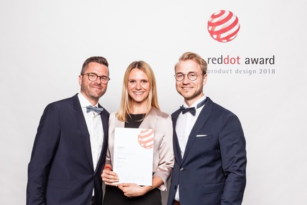 Press kit | 1696-23 - Press release | Last Chance for Designers and Companies - Register for the Red Dot Award: Product Design Before 1 February - Red Dot Design Award - Competition - Proud winners with their certificate<br> - Photo credit: Red Dot<br>