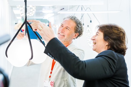 Press kit | 1696-23 - Press release | Last Chance for Designers and Companies - Register for the Red Dot Award: Product Design Before 1 February - Red Dot Design Award - Competition - Werner Aisslinger and Luisa Bocchietto while evaluating a lamp <br> - Photo credit: Red Dot<br>