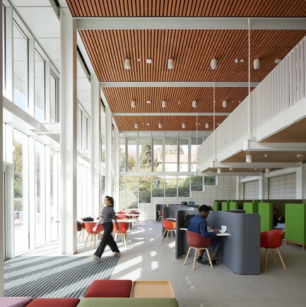 Press kit | 2317-05 - Press release | Step Change in Building Design for the University of Nottingham - Make Architects - Institutional Architecture - The learning hub at the entrance to the building has a mezzanine where students can study and socialise - Photo credit: Make Architects