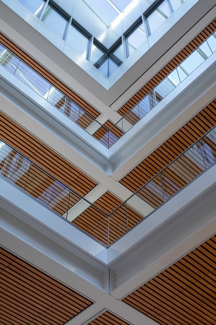Press kit | 2317-05 - Press release | Step Change in Building Design for the University of Nottingham - Make Architects - Institutional Architecture - Internal light filled atrium connects the spaces and provides a focal point - Photo credit: Martine Hamilton Knight