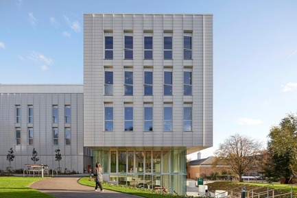 Press kit | 2317-05 - Press release | Step Change in Building Design for the University of Nottingham - Make Architects - Institutional Architecture - Due to the topography the building is embedded into its landscape and a major cantilever shelters the external space below - Photo credit: Make Architects