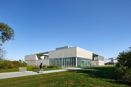 Press kit | 2353-03 - Press release | A Learning Resource Center and Community Living Room at the Heart of Campus - ikon.5 architects - Institutional Architecture - Axonometric view from southeast - Photo credit:  Jeffrey Totaro 