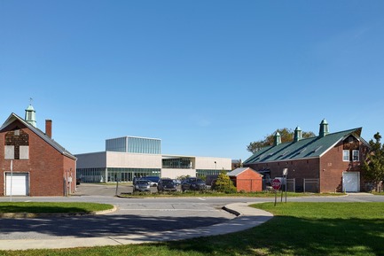 Press kit | 2353-03 - Press release | A Learning Resource Center and Community Living Room at the Heart of Campus - ikon.5 architects - Institutional Architecture - LRC at center, flanked by existing campus buildings - Photo credit:  Jeffrey Totaro 