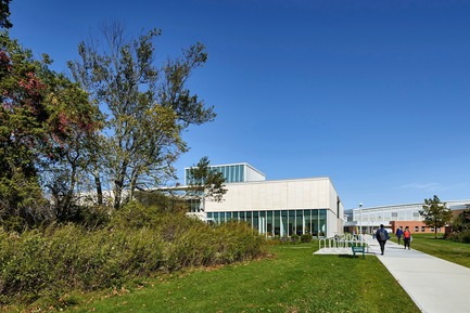 Press kit | 2353-03 - Press release | A Learning Resource Center and Community Living Room at the Heart of Campus - ikon.5 architects - Institutional Architecture - View from south along campus promenade - Photo credit:  Jeffrey Totaro 