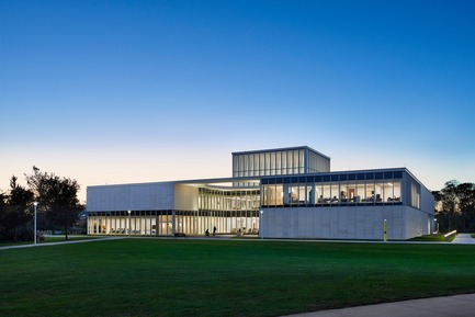 Press kit | 2353-03 - Press release | A Learning Resource Center and Community Living Room at the Heart of Campus - ikon.5 architects - Institutional Architecture - Eastern elevation at dusk - Photo credit:  Jeffrey Totaro 