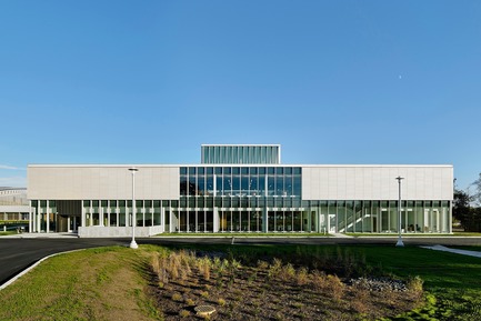 Press kit | 2353-03 - Press release | A Learning Resource Center and Community Living Room at the Heart of Campus - ikon.5 architects - Institutional Architecture - <br>Western elevation - Photo credit:  Jeffrey Totaro 