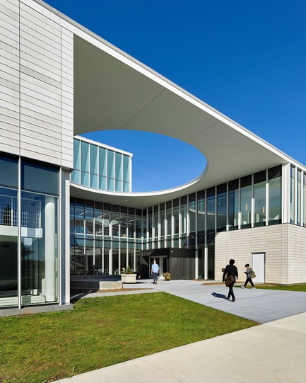 Press kit | 2353-03 - Press release | A Learning Resource Center and Community Living Room at the Heart of Campus - ikon.5 architects - Institutional Architecture - Entry plaza detail - Photo credit:  Jeffrey Totaro 