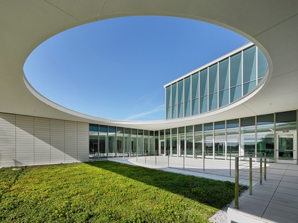 Press kit | 2353-03 - Press release | A Learning Resource Center and Community Living Room at the Heart of Campus - ikon.5 architects - Institutional Architecture - Reading roof garden - Photo credit:  Jeffrey Totaro 