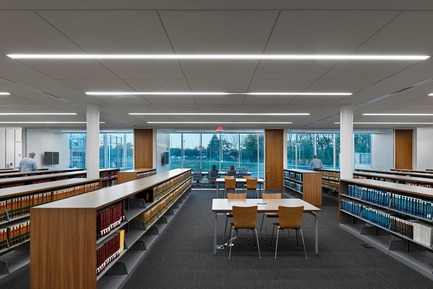 Press kit | 2353-03 - Press release | A Learning Resource Center and Community Living Room at the Heart of Campus - ikon.5 architects - Institutional Architecture - View to Information Commons - Photo credit:  Jeffrey Totaro 