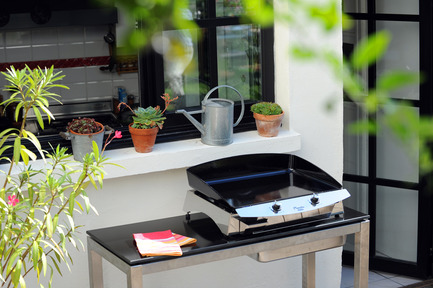 Press kit | 688-04 - Press release | Gourmet cooking comes into the garden: LA PLANCHA® bows into Québec - Jardin de Ville - Industrial Design -         Console Design et Plancha 60, ambiance - Photo credit:         Xavier Leoty