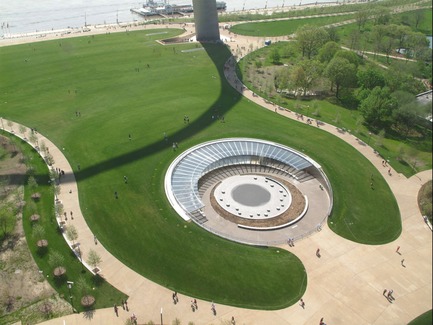 Press kit | 3242-01 - Press release | Museum at the Gateway Arch Opening July 3, 2018 - James Carpenter Design Associates - Institutional Architecture - Aerial view of the West Entry of the Museum at the Gateway Arch<br> - Photo credit: Earthcam/Gateway Arch Park Foundation<br>