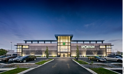 Press kit | 3211-03 - Press release | Sportium Saint-Hubert - INDESIGN inc CONRATH architecte - Commercial Architecture - Facade elevation view - Photo credit: Marc Cramer