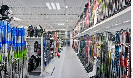 Press kit | 3211-03 - Press release | Sportium Saint-Hubert - INDESIGN inc CONRATH architecte - Commercial Architecture - Hockey sticks - Photo credit: Marc Cramer