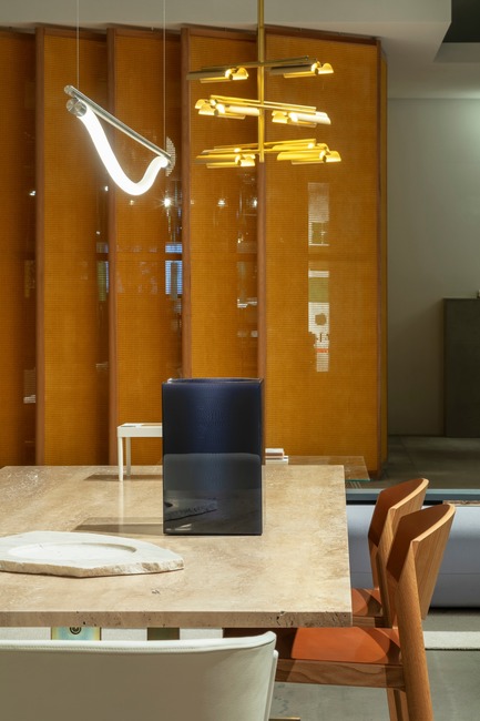 Press kit | 2704-05 - Press release | “Das Haus” 2019 at the imm cologne: Living by moods creates an appetite for open-plan homes - imm cologne 2019, Koelnmesse GmbH - Residential Interior Design - The panels, some of which rotate 360 degrees, are filled with Viennese canework and screen the Serene area from the Active zone of Das Haus without separating it completely; as a result, the organic whole of the installation at imm cologne 2019 remains uninterrupted. - Photo credit: Constantin Meyer; Koelnmesse