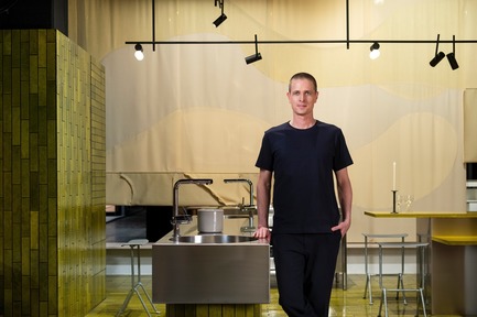 Press kit | 2704-05 - Press release | “Das Haus” 2019 at the imm cologne: Living by moods creates an appetite for open-plan homes - imm cologne 2019, Koelnmesse GmbH - Residential Interior Design - Designer duo Studio Truly Truly’s concept for Das Haus 2019 is intended to provide an antidote to the ever faster pace of life. Joel Booy presents Das Haus as a place to shift down a gear – a space where people can slow life down by engaging in activities like cooking. - Photo credit: Lutz Sternstein; Koelnmesse