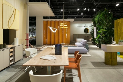 Press kit | 2704-05 - Press release | “Das Haus” 2019 at the imm cologne: Living by moods creates an appetite for open-plan homes - imm cologne 2019, Koelnmesse GmbH - Residential Interior Design - There’s plenty of space to eat and work at the large table (e15; design: Philipp Mainzer) in the Active zone of “Living by Moods”, the Das Haus installation at imm cologne 2019 by Studio Truly Truly. The office and dining chairs define it as a multifunctional area. - Photo credit: Constantin Meyer; Koelnmesse