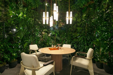 Press kit | 2704-05 - Press release | “Das Haus” 2019 at the imm cologne: Living by moods creates an appetite for open-plan homes - imm cologne 2019, Koelnmesse GmbH - Residential Interior Design - In the Reclusive zone of Studio Truly Truly’s Das Haus at imm cologne 2019 – furnished with a Palais Royal table (Asplund) and Prouvé’s Direction armchairs (Vitra) – you can withdraw without closing doors and give in to the slower rhythm of the plants. - Photo credit: Constantin Meyer; Koelnmesse