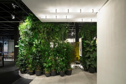 Press kit | 2704-05 - Press release | “Das Haus” 2019 at the imm cologne: Living by moods creates an appetite for open-plan homes - imm cologne 2019, Koelnmesse GmbH - Residential Interior Design - Positioned next to a Chariot serving trolley (Horm Italia) lit by the new floor lamp from the Typography series (Rakumba), the Hatch pouf (prototype by Studio Truly Truly) in the Reclining zone of Das Haus at imm cologne 2019 provides an inviting opportunity to relax. - Photo credit: Constantin Meyer; Koelnmesse