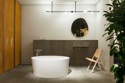 Press kit | 2704-05 - Press release | “Das Haus” 2019 at the imm cologne: Living by moods creates an appetite for open-plan homes - imm cologne 2019, Koelnmesse GmbH - Residential Interior Design - The Serene area of Das Haus at imm cologne 2019 features soft, round forms (Val bath, Laufen; mirror: Studio Sabine Marcelis) and natural materials (D.270.1 folding chair, Molteni).The angular washbasin (Antonio Lupi) establishes a link with the Active and Reclining zones, which are characterised by more robust materials and geometric shapes. - Photo credit: Constantin Meyer; Koelnmesse