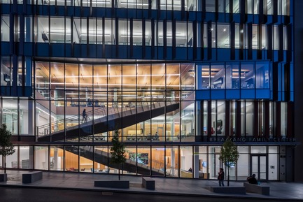 Press kit | 2353-04 - Press release | The Breazzano Family Center Blazes a Trail for Academic Development in Collegetown - ikon.5 architects - Institutional Architecture - View into Business Commons - Photo credit: Brad Feinknopf