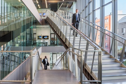 Press kit | 2353-04 - Press release | The Breazzano Family Center Blazes a Trail for Academic Development in Collegetown - ikon.5 architects - Institutional Architecture - Social stair looking west - Photo credit: Brad Feinknopf