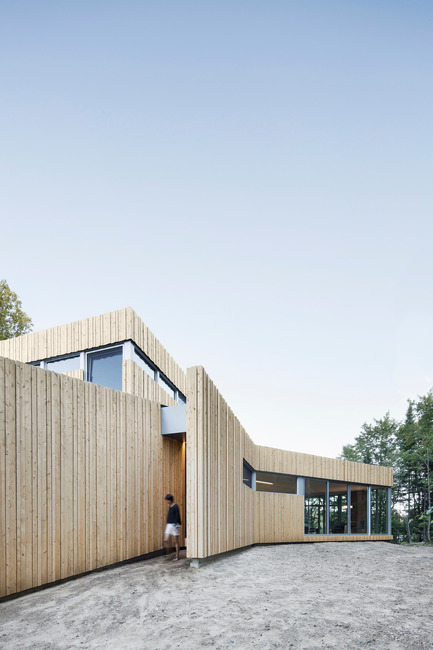 Press kit | 780-03 - Press release | House on Lac Grenier - Paul Bernier Architecte - Residential Architecture - Entrance - Photo credit: Adrien Williams