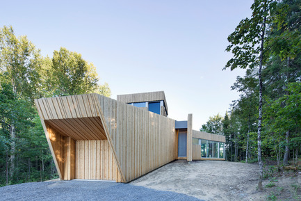 Press kit | 780-03 - Press release | House on Lac Grenier - Paul Bernier Architecte - Residential Architecture -  Garage and entrance  - Photo credit: Adrien Williams