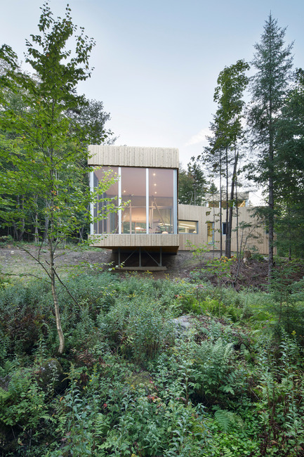 Press kit | 780-03 - Press release | House on Lac Grenier - Paul Bernier Architecte - Residential Architecture -         East facade and view toward cantilevered screened room       - Photo credit: Adrien Williams