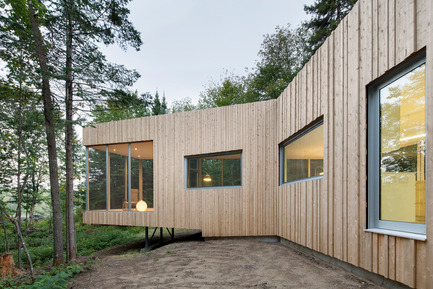 Press kit | 780-03 - Press release | House on Lac Grenier - Paul Bernier Architecte - Residential Architecture -         North facade and view toward cantilevered   screened room       - Photo credit: Adrien Williams