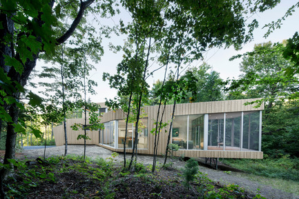 Press kit | 780-03 - Press release | House on Lac Grenier - Paul Bernier Architecte - Residential Architecture -         South facade, cantilevered screened room       - Photo credit: Adrien Williams