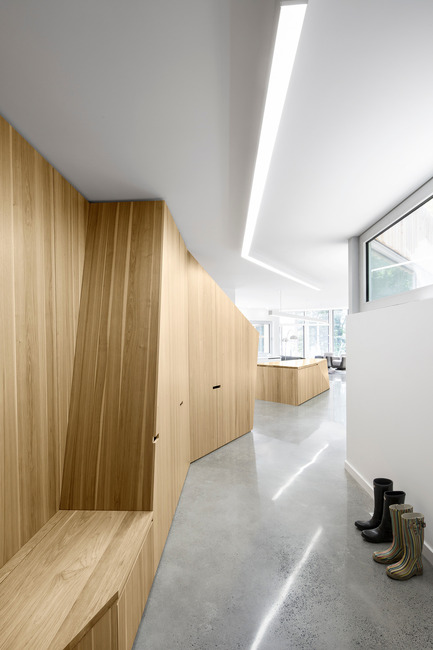 Press kit | 780-03 - Press release | House on Lac Grenier - Paul Bernier Architecte - Residential Architecture -         Entrance corridor       - Photo credit: Adrien Williams