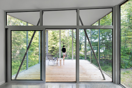 Press kit | 780-03 - Press release | House on Lac Grenier - Paul Bernier Architecte - Residential Architecture -         View from interior toward screened room       - Photo credit: Adrien Williams