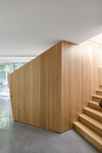 Press kit | 780-03 - Press release | House on Lac Grenier - Paul Bernier Architecte - Residential Architecture -         Behind the wall unit in the entrance, a   hidden staircase leads to the rooftop study.       - Photo credit: Adrien Williams