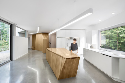 Press kit | 780-03 - Press release | House on Lac Grenier - Paul Bernier Architecte - Residential Architecture - Kitchen - Photo credit: Adrien Williams