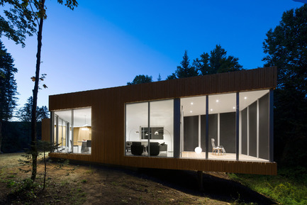 Press kit | 780-03 - Press release | House on Lac Grenier - Paul Bernier Architecte - Residential Architecture -         Overhang, at night       - Photo credit: Adrien Williams