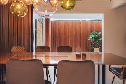 Press kit | 3903-01 - Press release | Mantab Workplace - S/LAB10 - Commercial Interior Design - Conference/ dining pod with privacy drapes drawn open. Customised 10mm thick gold copper alloy table dominates the space. - Photo credit: Heartpatrick