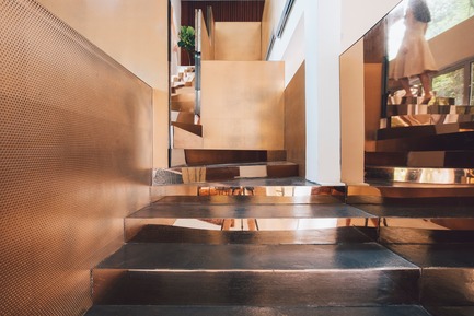 Press kit | 3903-01 - Press release | Mantab Workplace - S/LAB10 - Commercial Interior Design - The gold copper alloy clad stair in polished, matte and perforated finish contrast with black epoxy treads, dramatise the movement leading up to second floor. - Photo credit: Heartpatrick