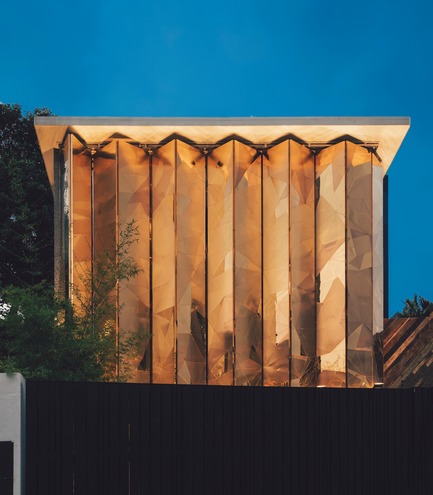 Press kit | 3903-01 - Press release | Mantab Workplace - S/LAB10 - Commercial Interior Design - The gold copper alloy clad facade in close position for privacy, leaving passerby curious of what lies within. - Photo credit: Heartpatrick