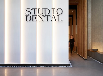 Press kit | 2757-08 - Press release | Montalba Architects’ Studio Dental IIWins 2019 AIA Institute Honor Award for Interior Architecture - Montalba Architects - Commercial Architecture - The 'lantern' concept creates a transcendent environment that feels gallery-like and serene.  - Photo credit: Kevin Scott