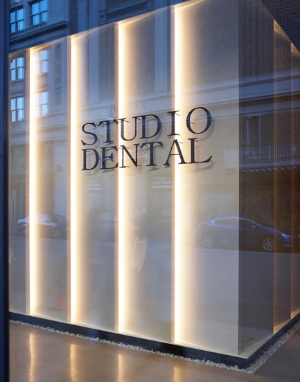 Press kit | 2757-08 - Press release | Montalba Architects’ Studio Dental IIWins 2019 AIA Institute Honor Award for Interior Architecture - Montalba Architects - Commercial Architecture - The lantern wall panels glow through the storefront to brighten the street. - Photo credit: Kevin Scott<br>