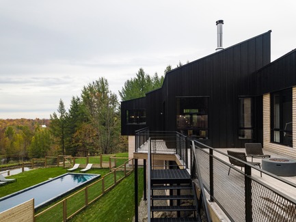 Press kit | 1332-03 - Press release | A Playful Rural Industrial Aesthetic - Tux Creative - Residential Architecture - Photo credit: Maxime Brouillet