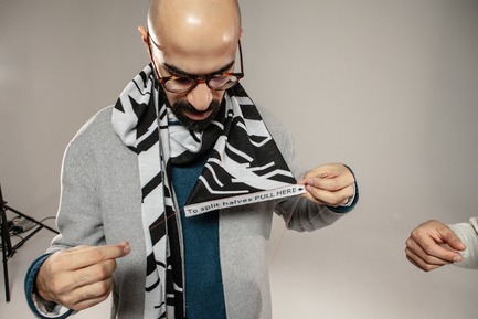 Press kit | 3910-01 - Press release | String Theory Reveals SUPERSYMMETRY, a Unique Interactive Knitting Experience - String Theory - Product -  Supersymmetry - The divided scarf - Photo credit: Sébastien Gros