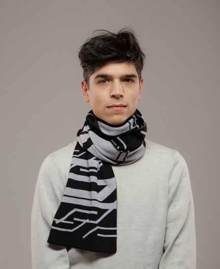 Press kit | 3910-01 - Press release | String Theory Reveals SUPERSYMMETRY, a Unique Interactive Knitting Experience - String Theory - Product - Supersymmetry - 100% merino wool scarf - Photo credit: Sébastien Gros