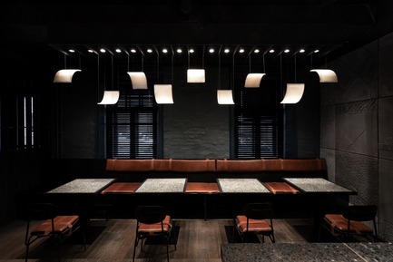 Press kit | 3823-01 - Press release | Berlin Bar, Moscow - Thilo Reich - Commercial Interior Design - The structure of the brown leather benches come from simple beer benches - once an import from Southern Germany, they are now an integral part of Berlin’s streetscape. - Photo credit: Ivan Erofeev