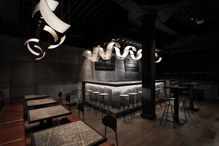 Press kit | 3823-01 - Press release | Berlin Bar, Moscow - Thilo Reich - Commercial Interior Design - Light installation made of re-purposed Berlin street lights, vintage German industrial chairs and concrete furniture made from Berlin flagstones. - Photo credit: Ivan Erofeev