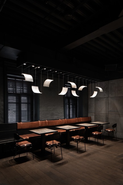 Press kit | 3823-01 - Press release | Berlin Bar, Moscow - Thilo Reich - Commercial Interior Design - Dining area made of&nbsp; brown leather benches. - Photo credit: Ivan Erofeev