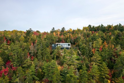 Residence Le Nid: Overlooking the St. Lawrence River Press kit | 2263-03 - Press release | Residence Le Nid: Overlooking the St. Lawrence River - Anne Carrier architecture - Residential Architecture - Photo credit: Maxime Brouillette