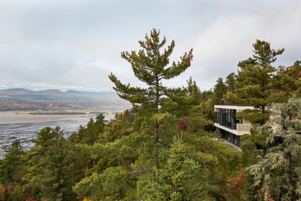 Residence Le Nid: Overlooking the St. Lawrence River Press kit | 2263-03 - Press release | Residence Le Nid: Overlooking the St. Lawrence River - Anne Carrier architecture - Residential Architecture - Photo credit: Maxime Brouillette