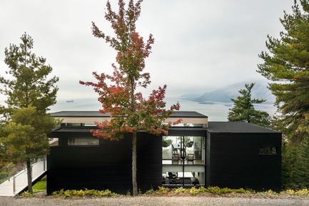 Residence Le Nid: Overlooking the St. Lawrence River Press kit | 2263-03 - Press release | Residence Le Nid: Overlooking the St. Lawrence River - Anne Carrier architecture - Residential Architecture - Photo credit: Maxime Brouillette