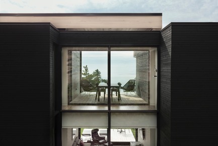 Residence Le Nid: Overlooking the St. Lawrence River Press kit | 2263-03 - Press release | Residence Le Nid: Overlooking the St. Lawrence River - Anne Carrier architecture - Residential Architecture - Photo credit: Maxime Brouillette